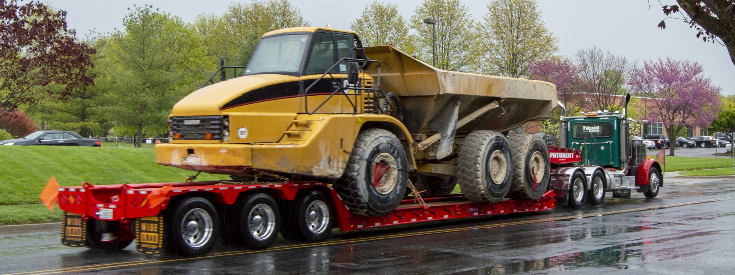 Lowboy pulling in DSC_0652